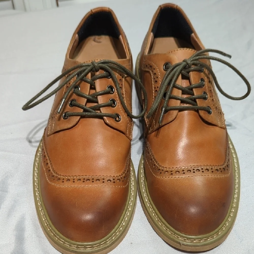 Brown Leather Oxford Shoes with Lace-Up Design